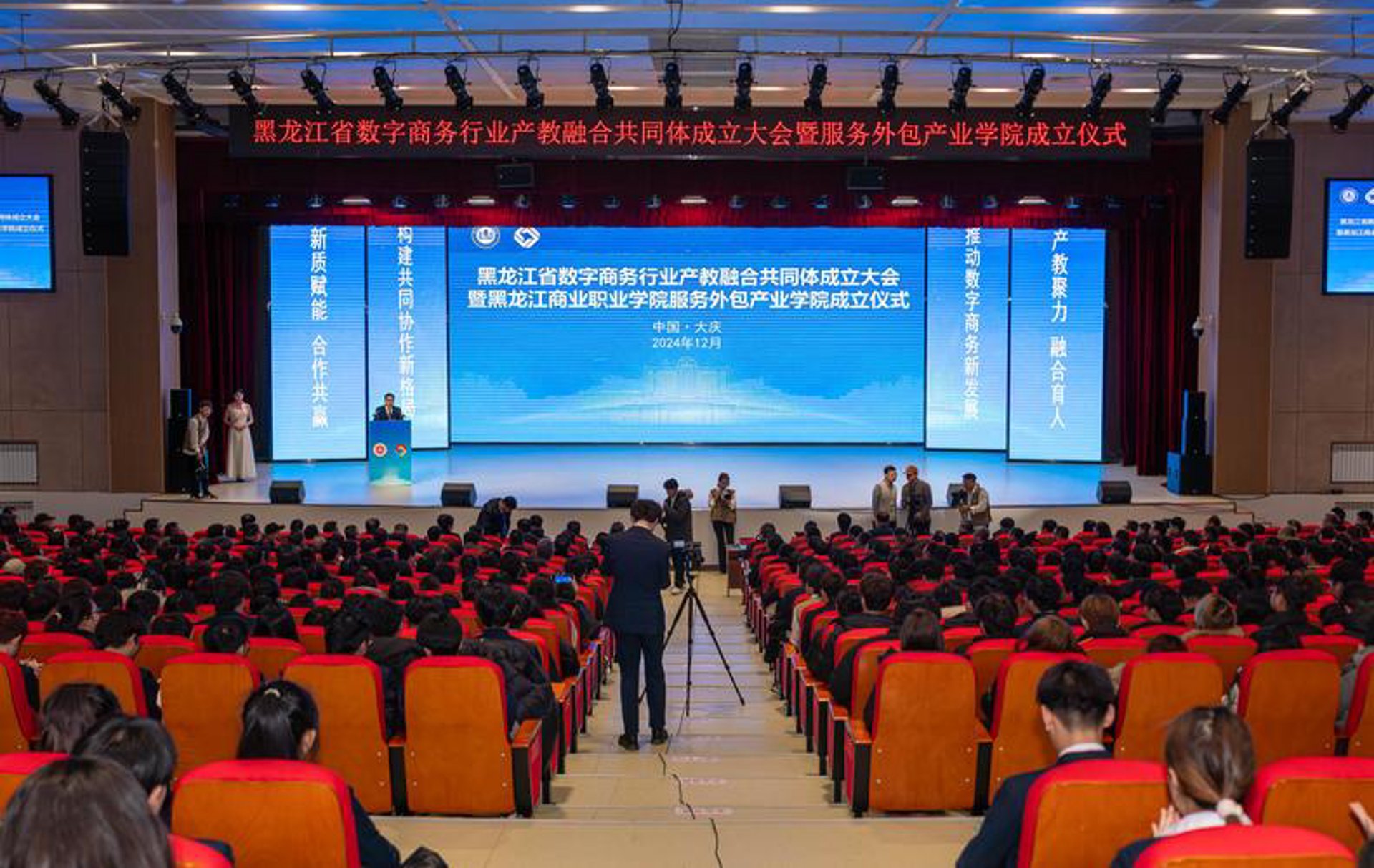 张拉千斤顶：桥梁建设中的默默工作者